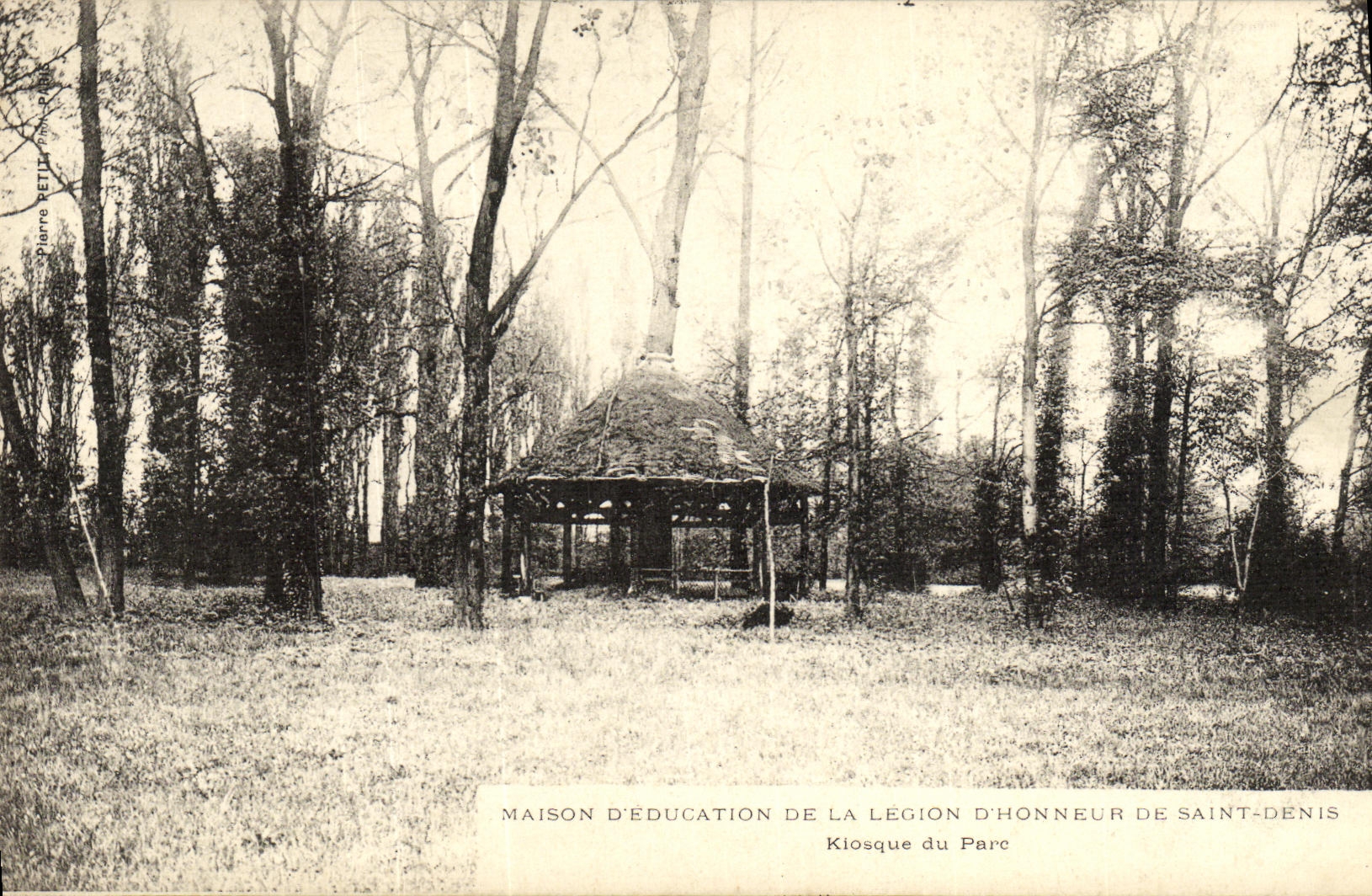 CPA Maison D Education de la Legion d Honneur De Saint Denis Kiosque du parc