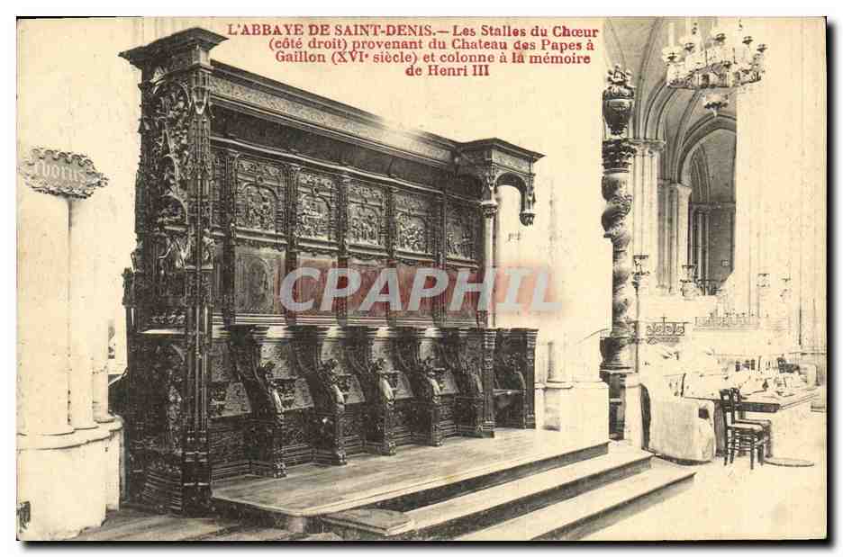 L'ABBAYE DE SAINT-DENIS — Les Stalles du Chœur (côté droit) provenant du Château des Papes à Gaillon (XVIe siècle) et colonne à la mémoire de Henri III