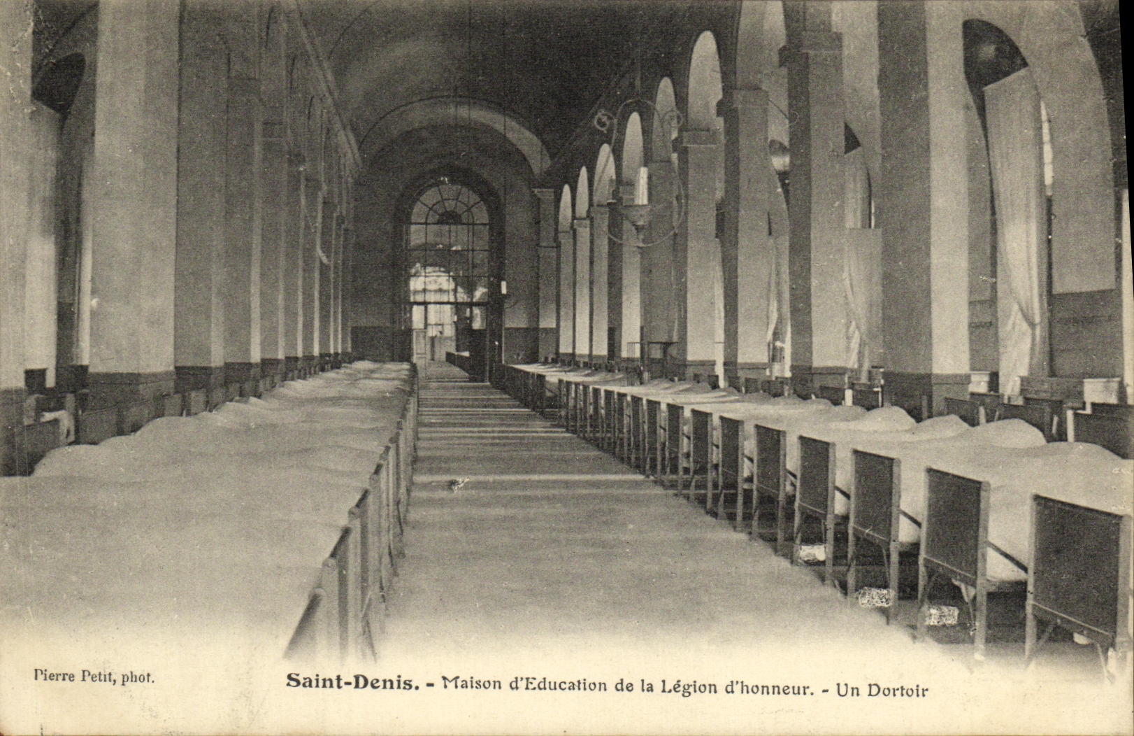 Saint-Denis - Maison d'Éducation de la Légion d'honneur - Un Dortoir