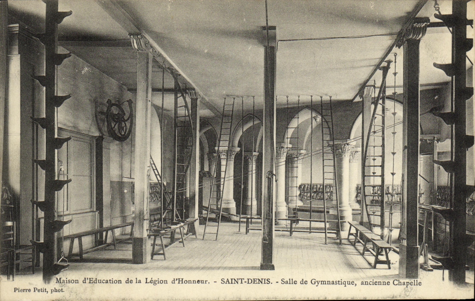 Maison d'Éducation de la Légion d'Honneur - Salle de Gymnastique, ancienne Chapelle - SAINT-DENIS — Pierre Petit, phot.