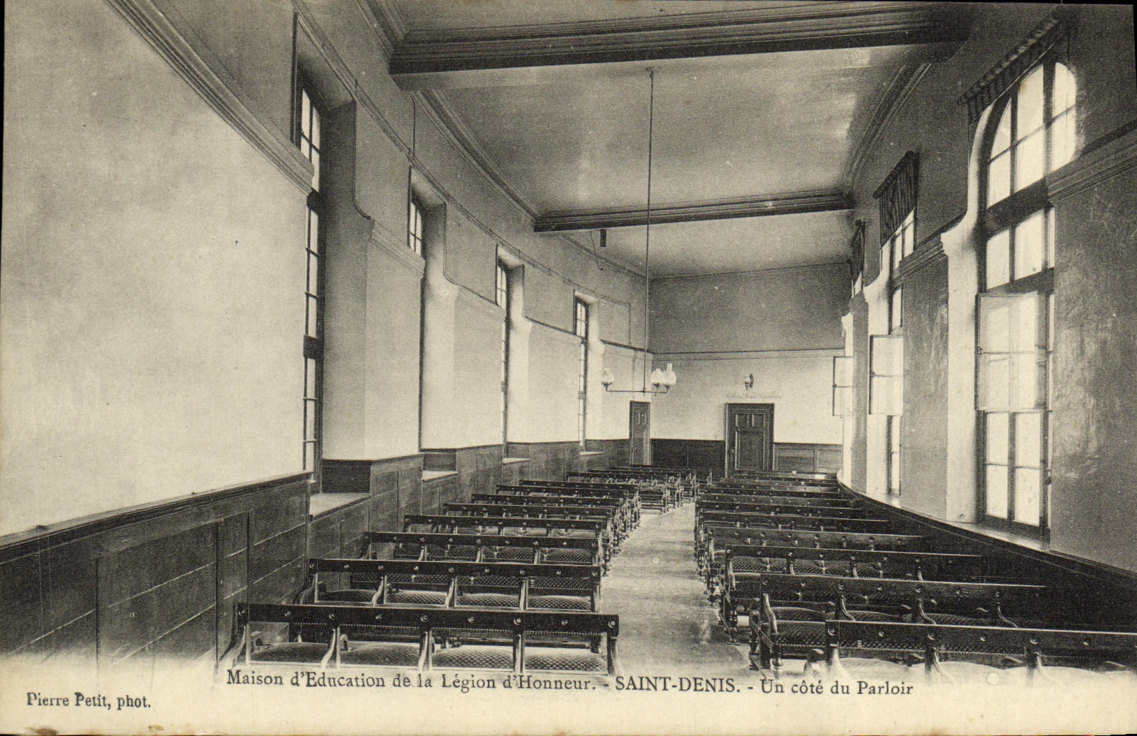 Maison d'Education de la Légion d'Honneur - Saint-Denis - Un côté du Parloir
