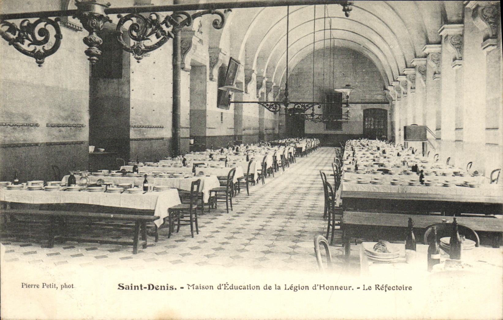 Saint-Denis - Maison d'Éducation de la Légion d'Honneur - Le Réfectoire — Pierre Petit, phot.