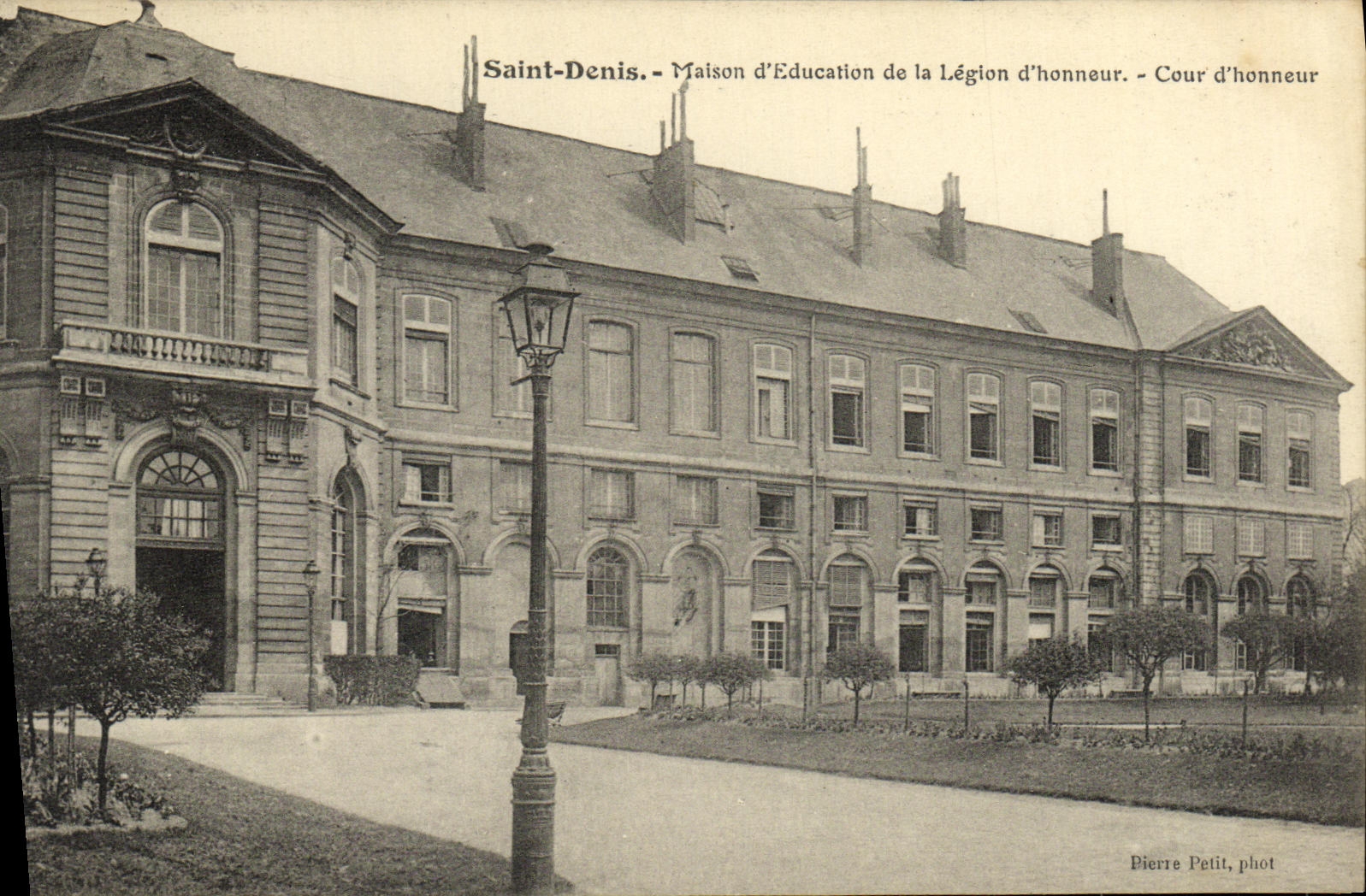 CPA Saint Denis Maison d Education de la Legion d Honneur Cour d honneur