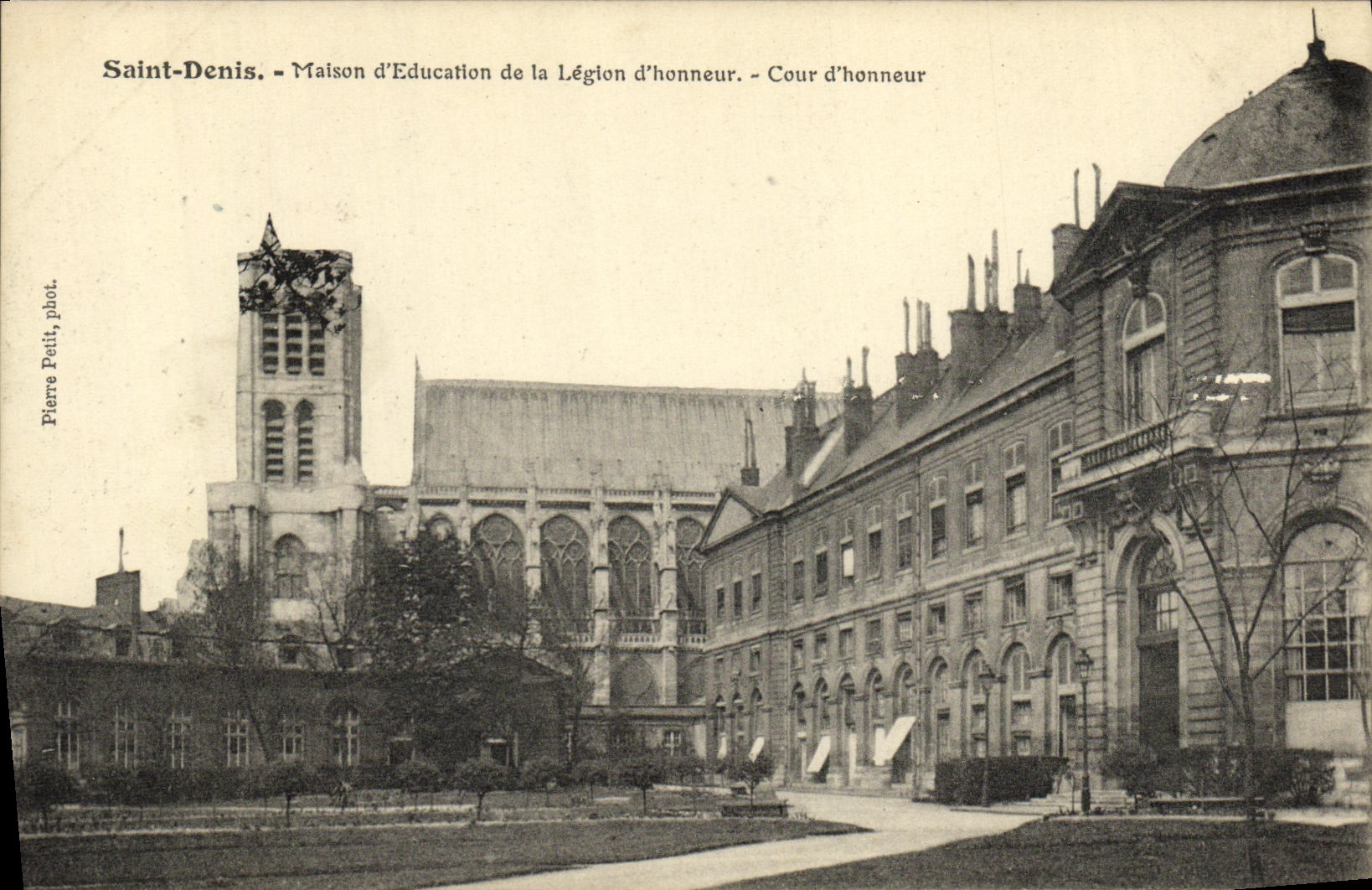 Saint-Denis - Maison d'Éducation de la Légion d'honneur - Cour d'honneur - Pierre Petit, phot.