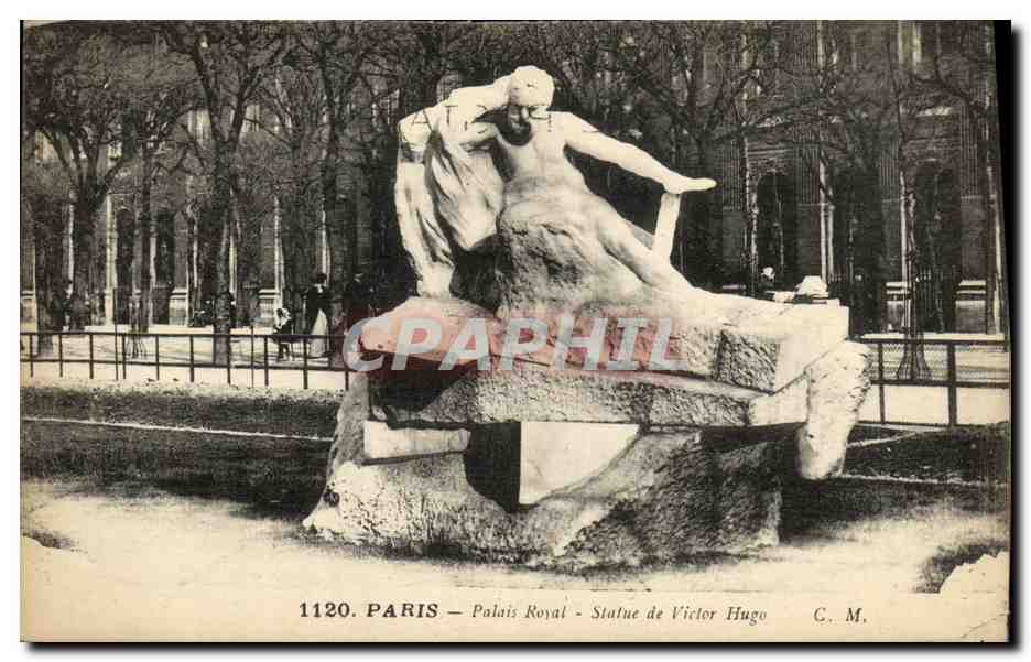 CPA Paris Palais Royal Statue de Victor Hugo