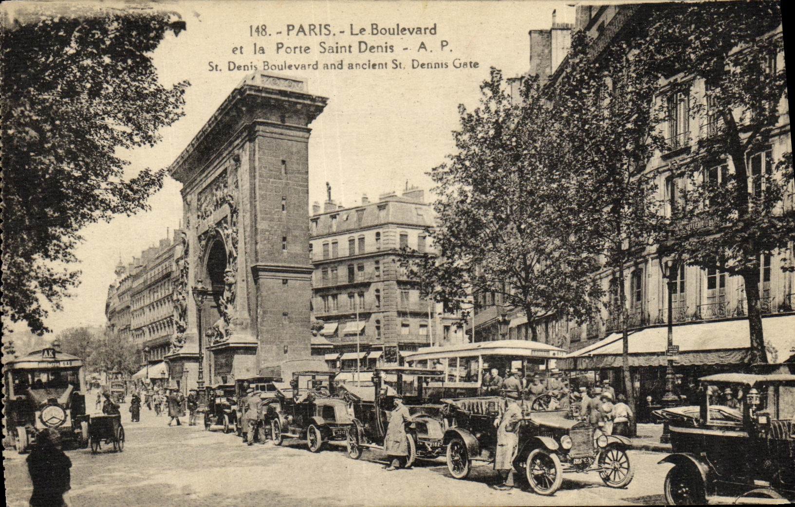 CPA Paris Le Boulevard et la Porte Saint Denis Automobile Taxi