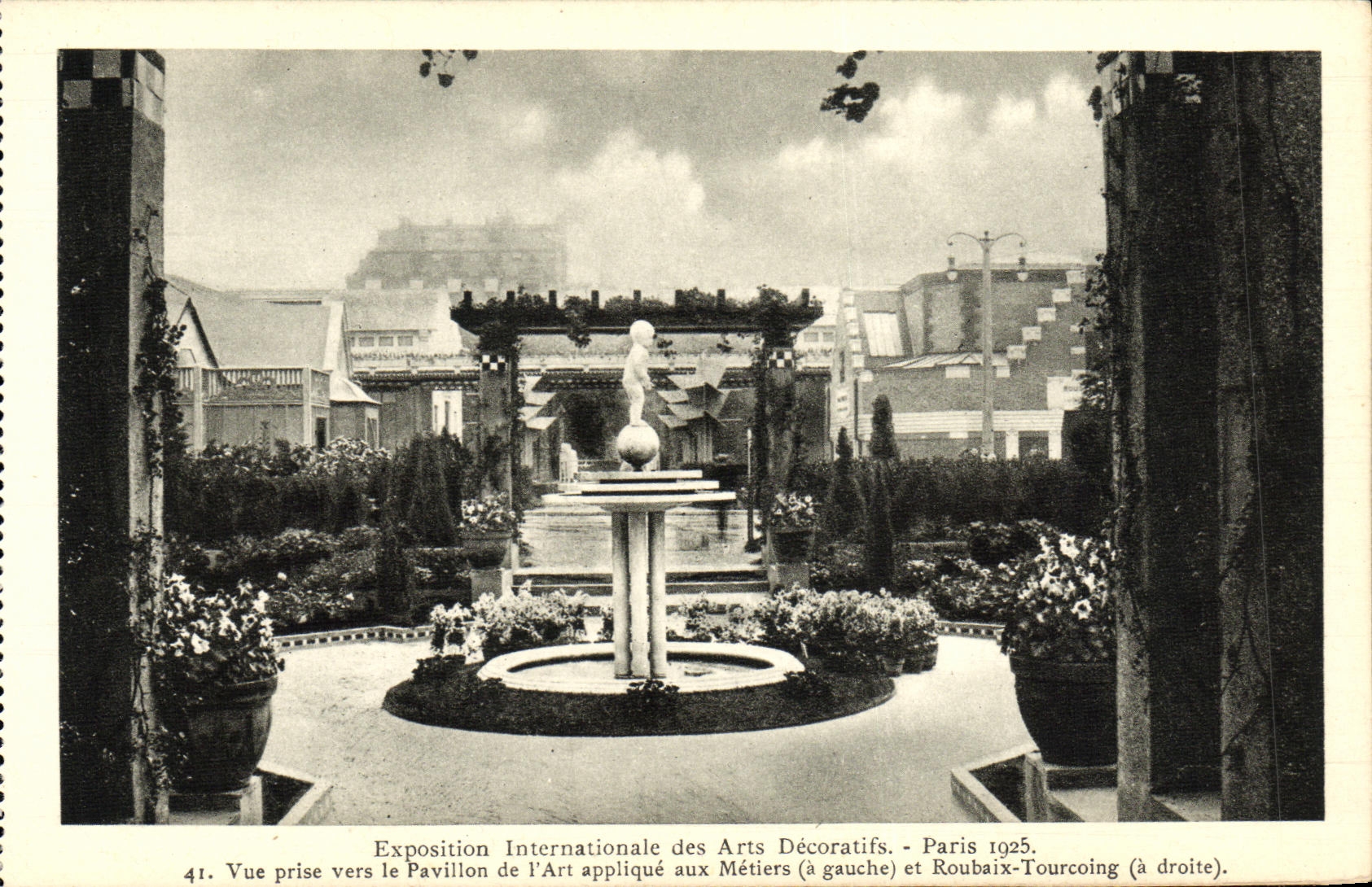 Internationale Ausstellung der dekorativen Künste - Paris 1925 — Ansicht des Pavillons der angewandten Künste und des Pavillons von Roubaix-Tourcoing — Éditions Artistiques LIP