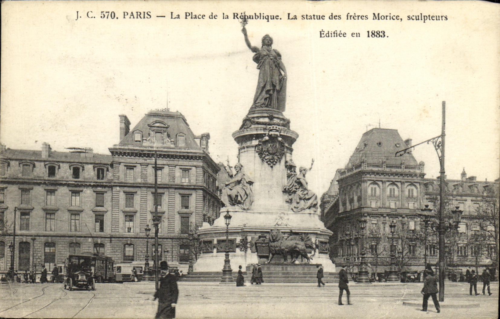CPA Paris La Place de la Republique La statue des freres Morice 