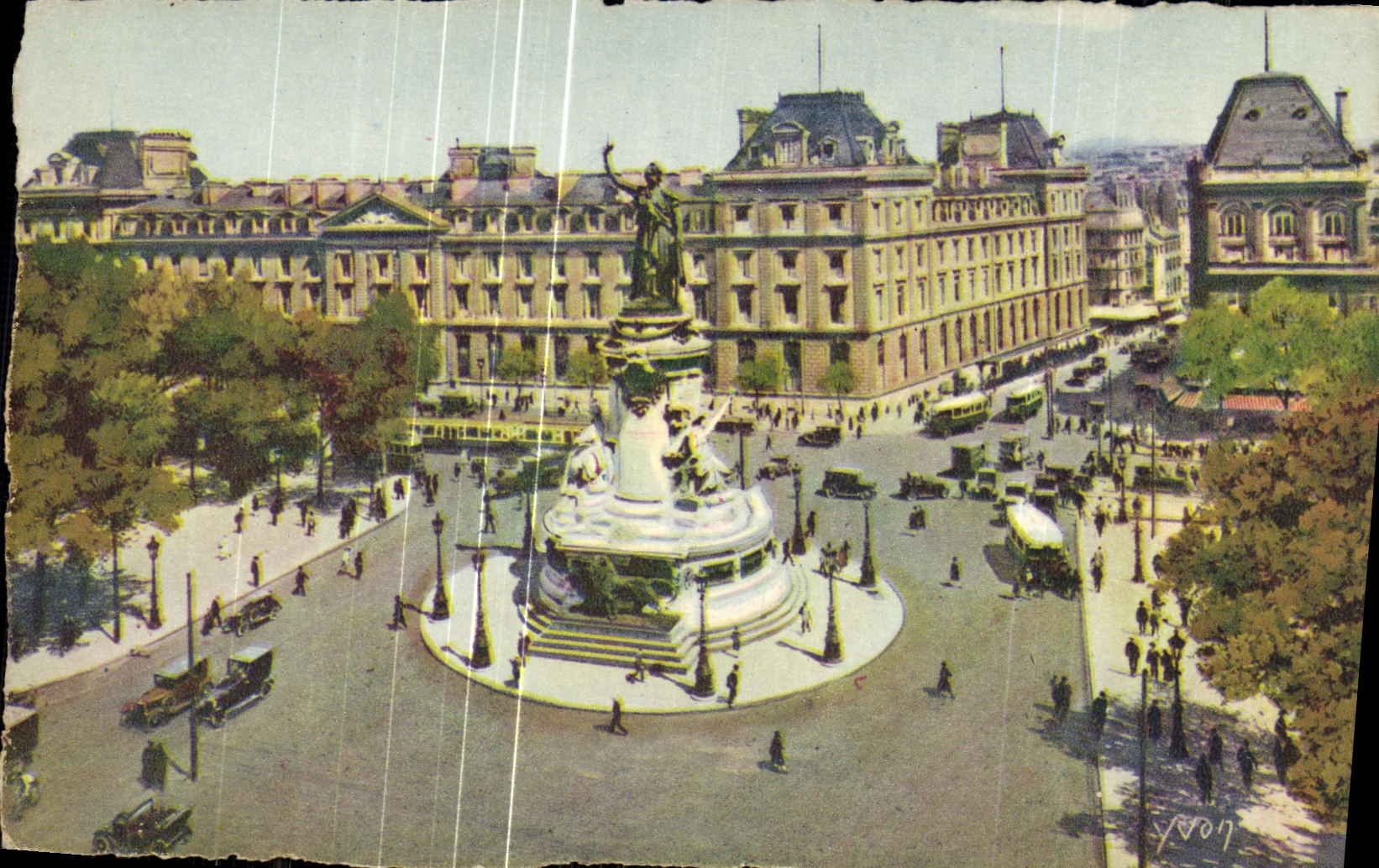 CPA Paris En Flanant Place de la Republique