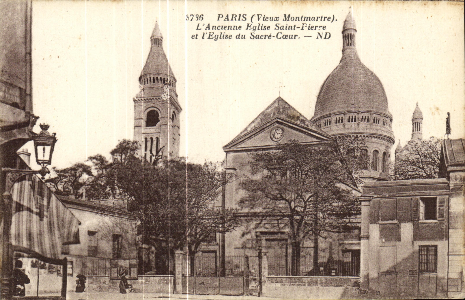 CPA Paris L Ancienne Eglise Saint Fierre et l Eglise du Sacre Coeur