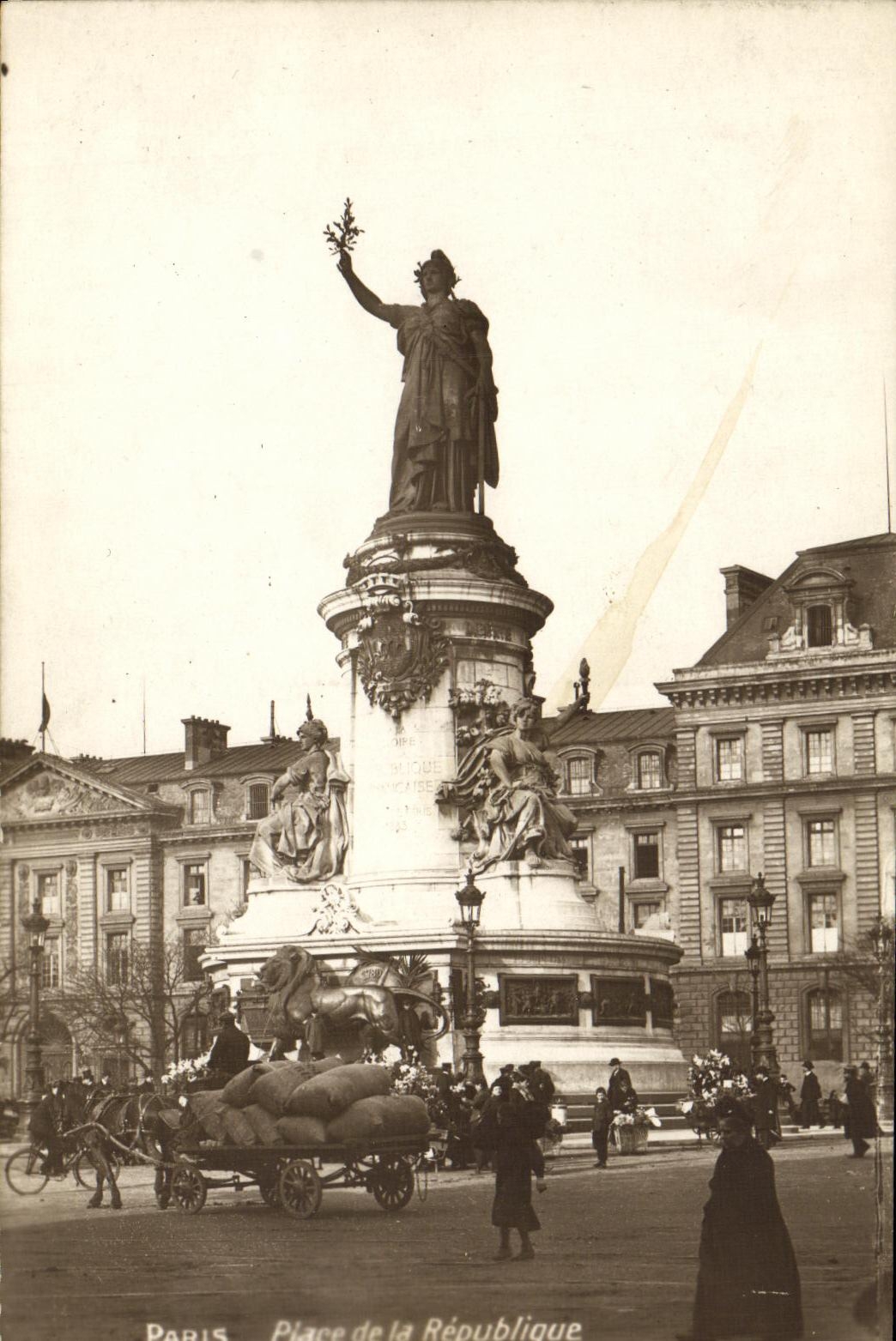 CPA Paris Place de la Republique Lion