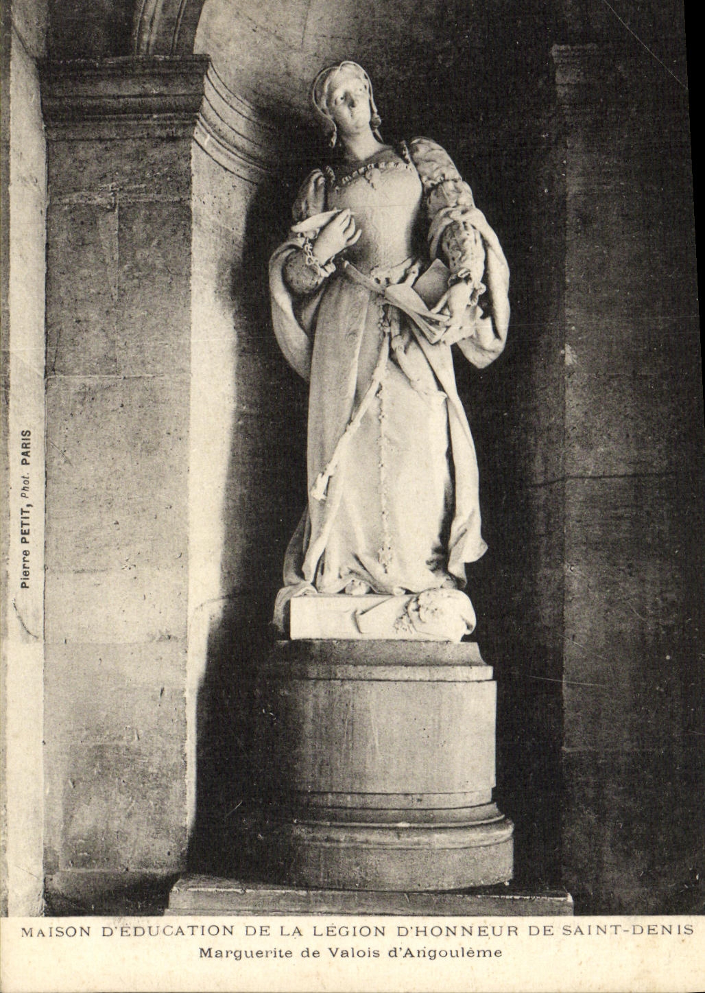Statue de Marguerite de Valois d'Angoulême — Maison d'Éducation de la Légion d'Honneur de Saint-Denis — Pierre Petit, Paris