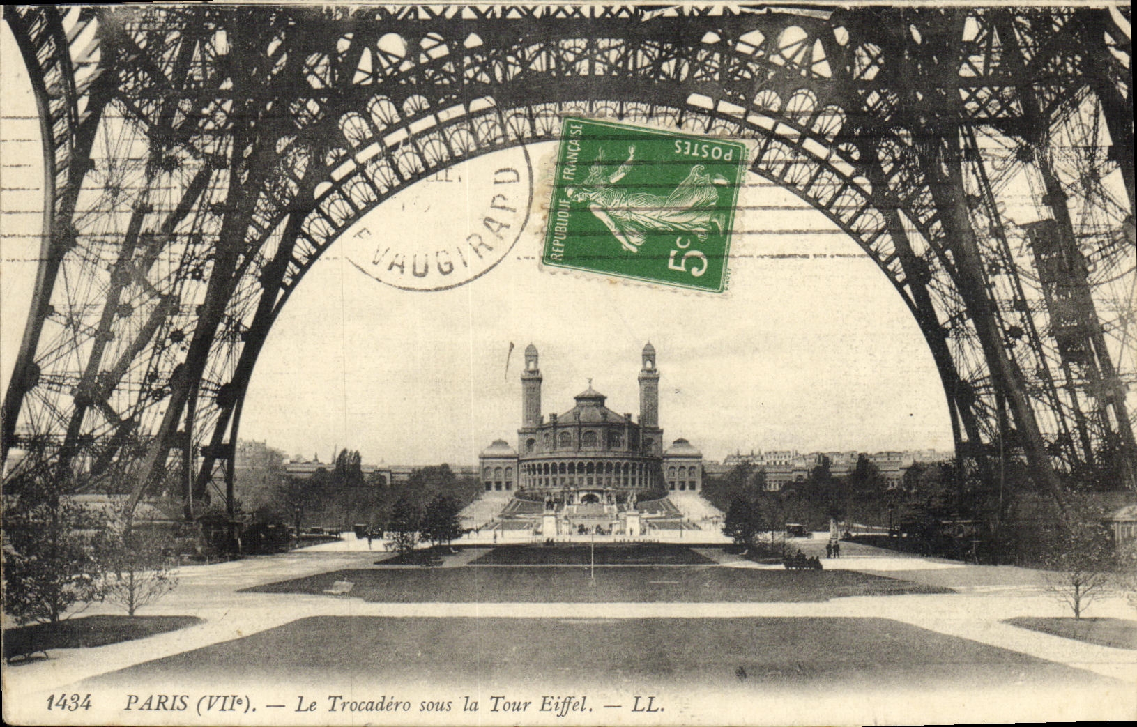 CPA Paris Le Trocadero sous la Tour Eiffel