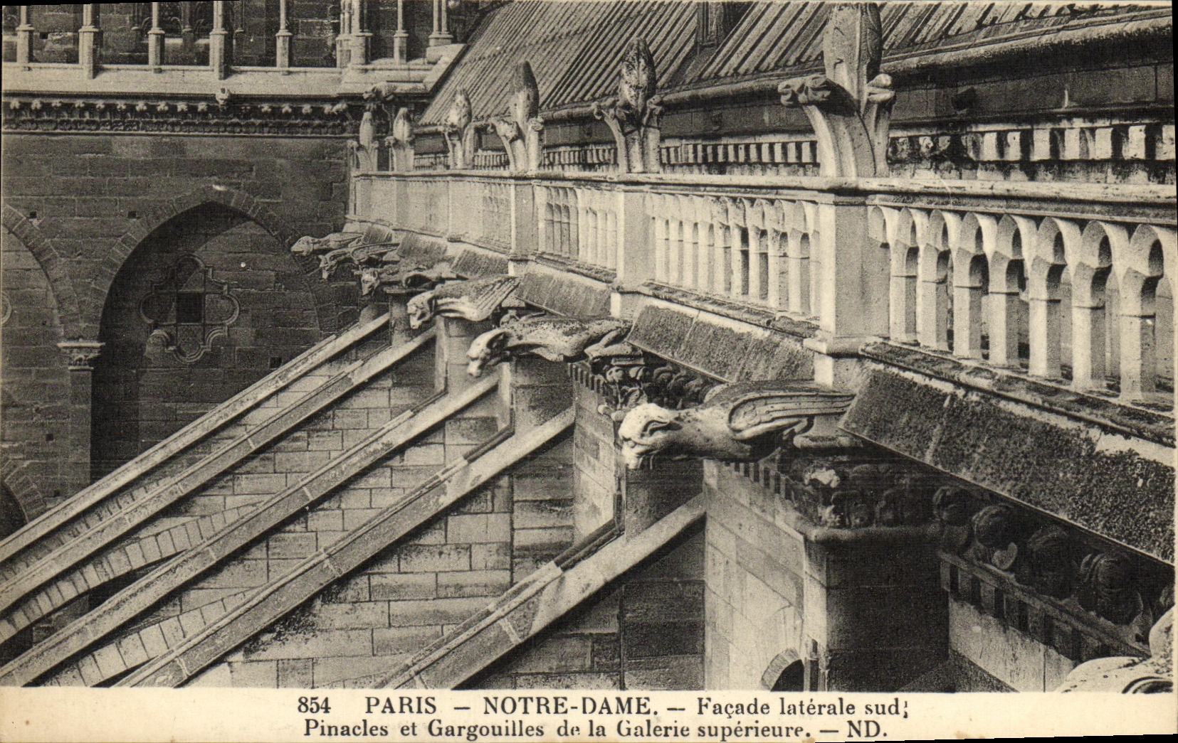 CPA Paris Notre Dame Facade Laterale Pinacles et gargouilles de la galerie superieure