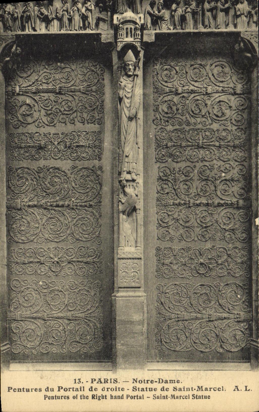 CPA Paris Notre Dame Pentures du portail de droite Statue de Saint Marcel