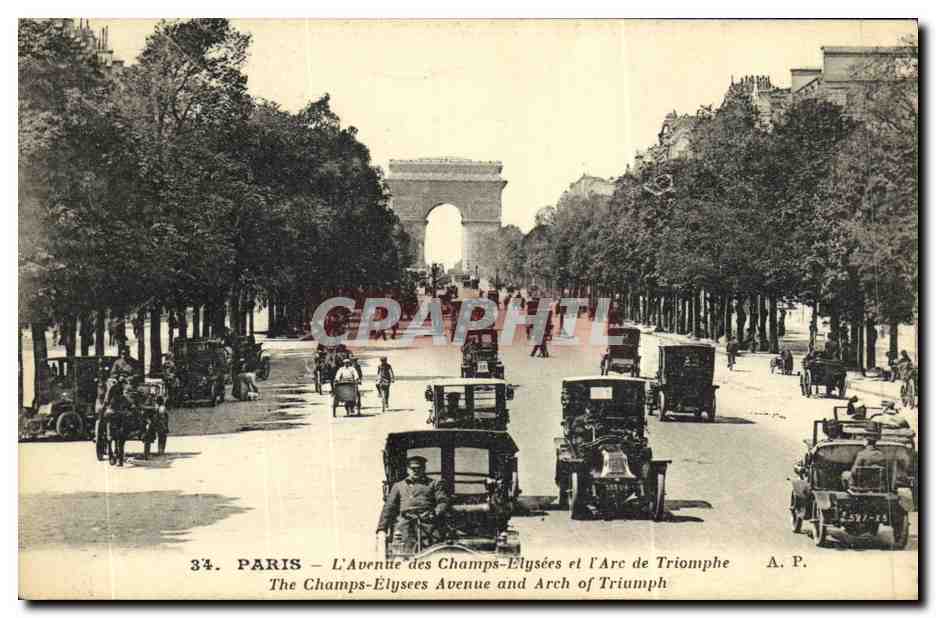 CPA Paris L Avenue des Champs Elysees et l Arc de Triomphe