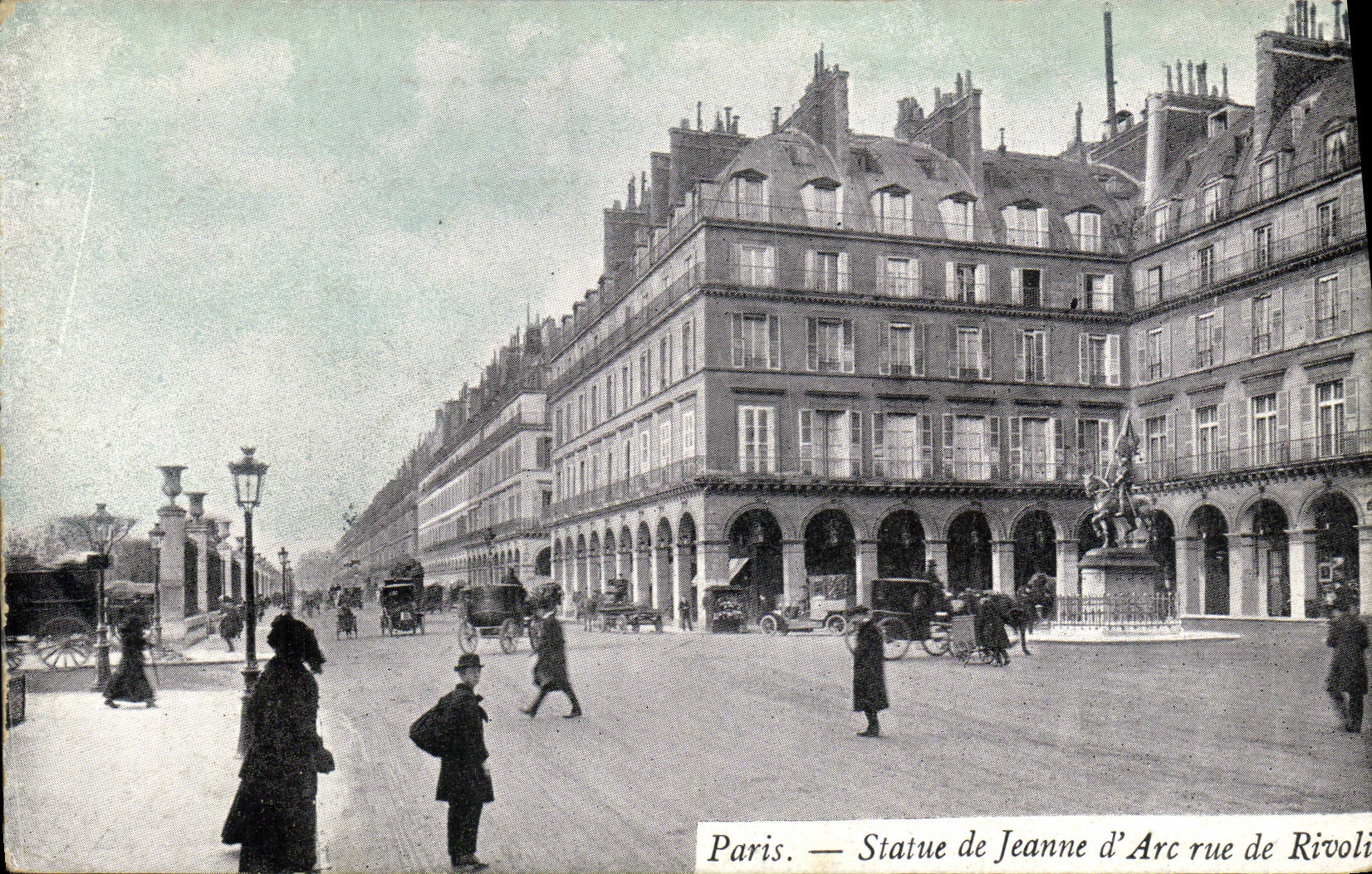 CPA Paris Statue de Jeanne d Arc rue de Rivoli