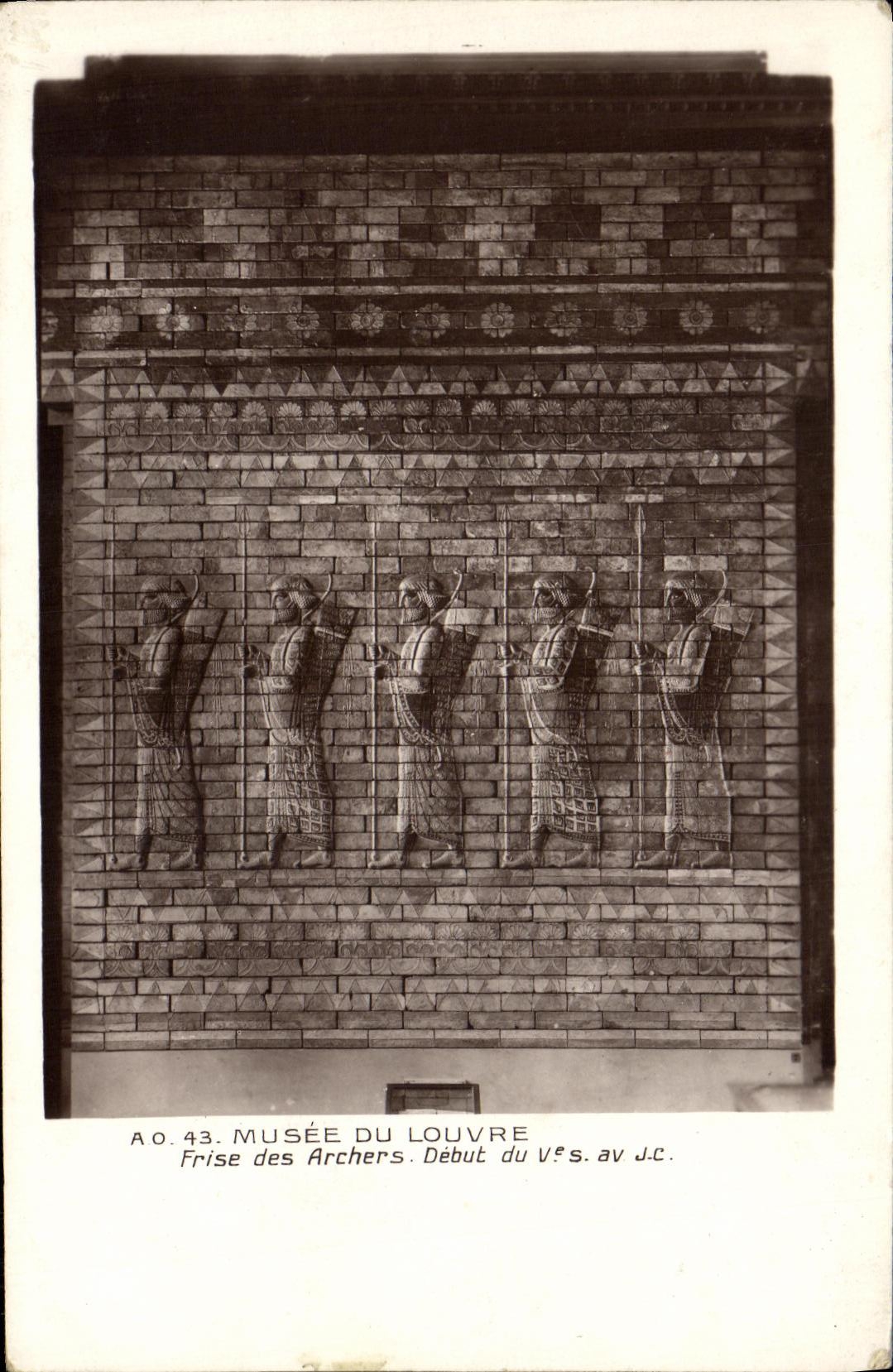 CPA Paris Musee Du Louvre Frise Des Archers 