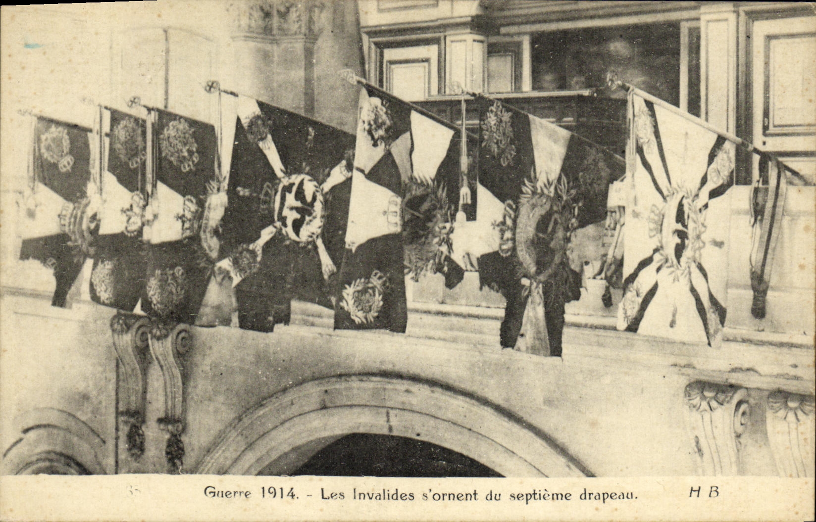 CPA Paris Les invalides s ornent du septieme drapeau Militaria