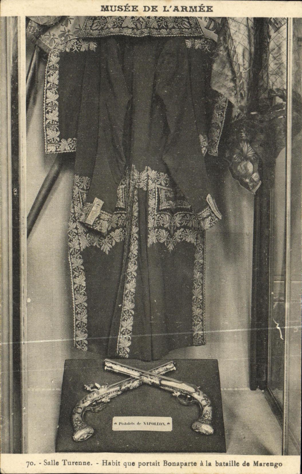 CPA Paris Musee De L Armee salle Turenne Habit que portait Bonaparte a la bataille de Marengo Militaria Napoleon 1er