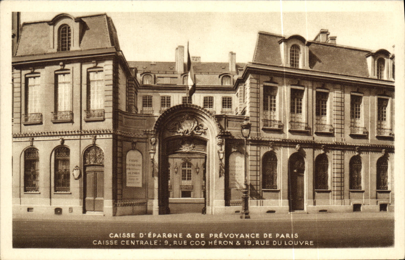 CPA Paris Caisse d Epargne et de Prevoyance Rue Coq Heron et Rue du Louvre