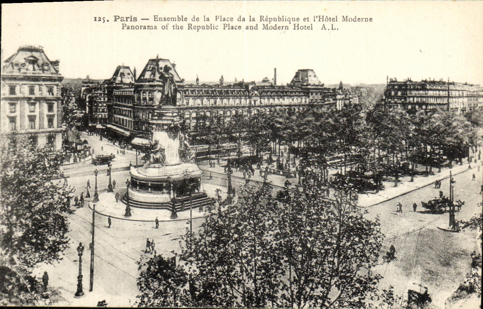 CPA Paris Ensemble de la Place de la Repnblique et L Hotel Moderne
