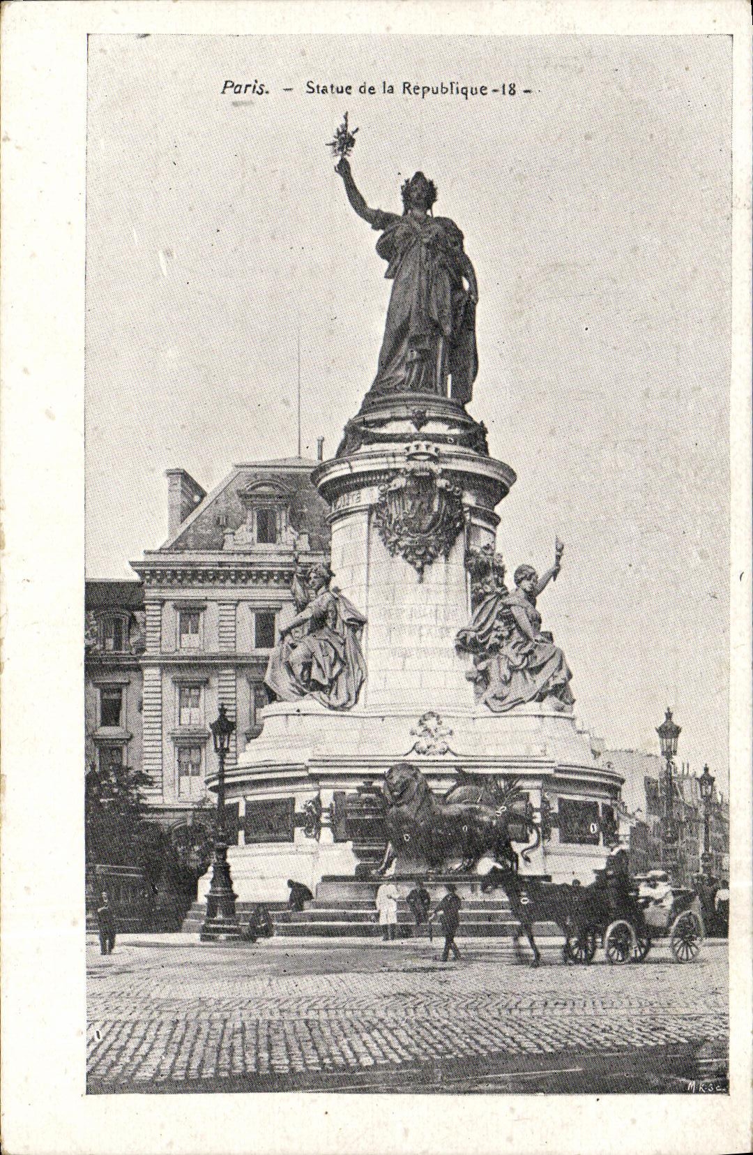 CPA Paris Statue de la Republique Lion