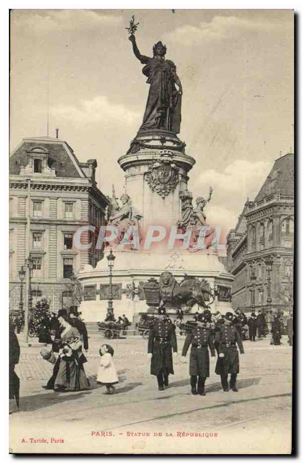 CPA Paris Statue de la Republique Soldats Militaria