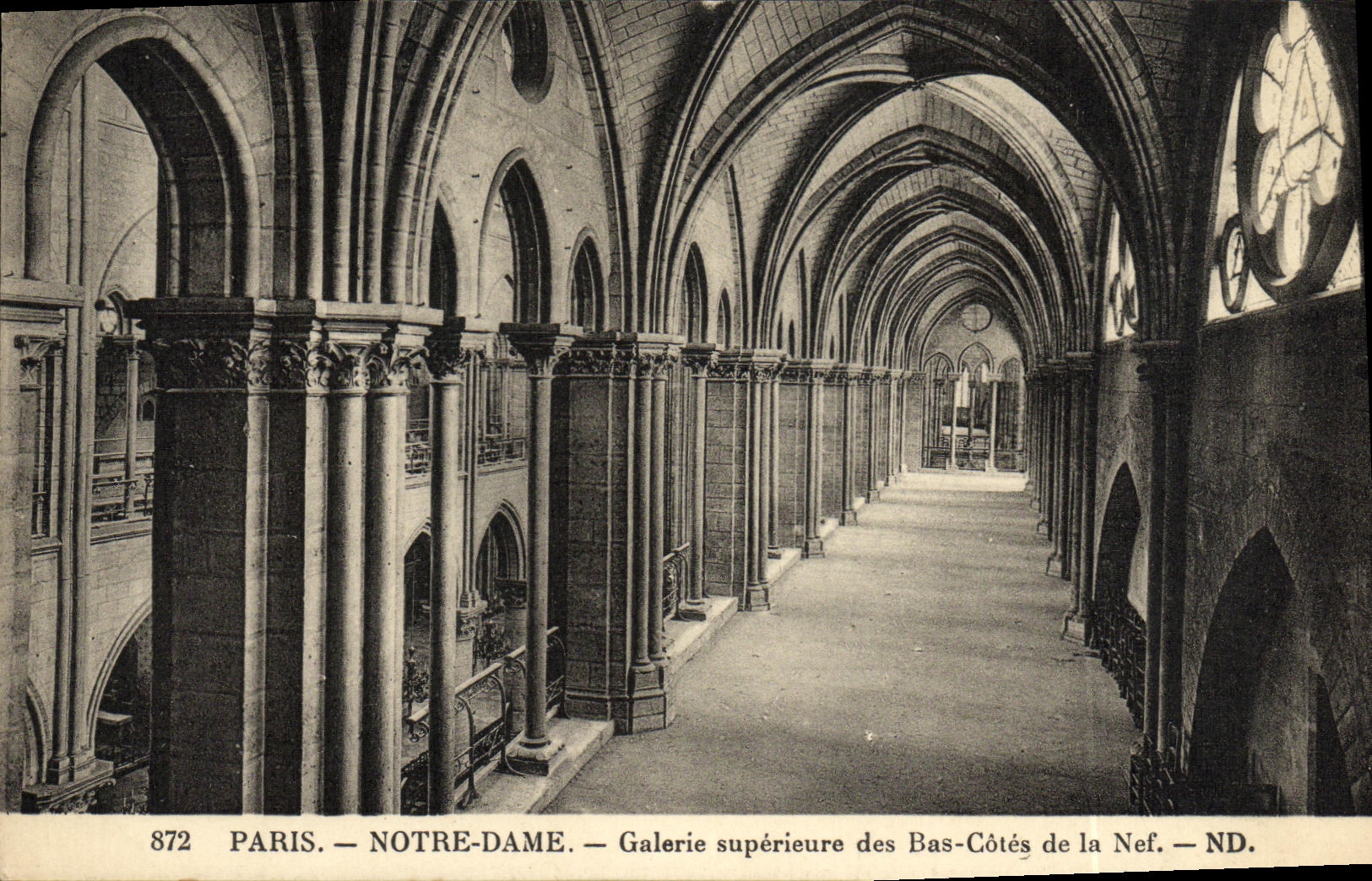 CPA Paris Notre Dame Galerie Superieure de Bas Cotes de la nef