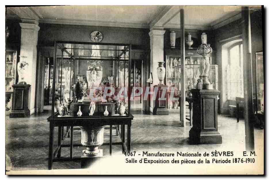 CPA Sevres Manufauture Nationale de Salle d Exposition des Pieces de la periode 1876 1910
