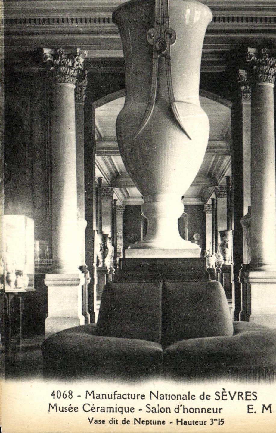 CPA Manufacture de Sevres Musee ceramique Salon d honneur Vase dit de Neptune