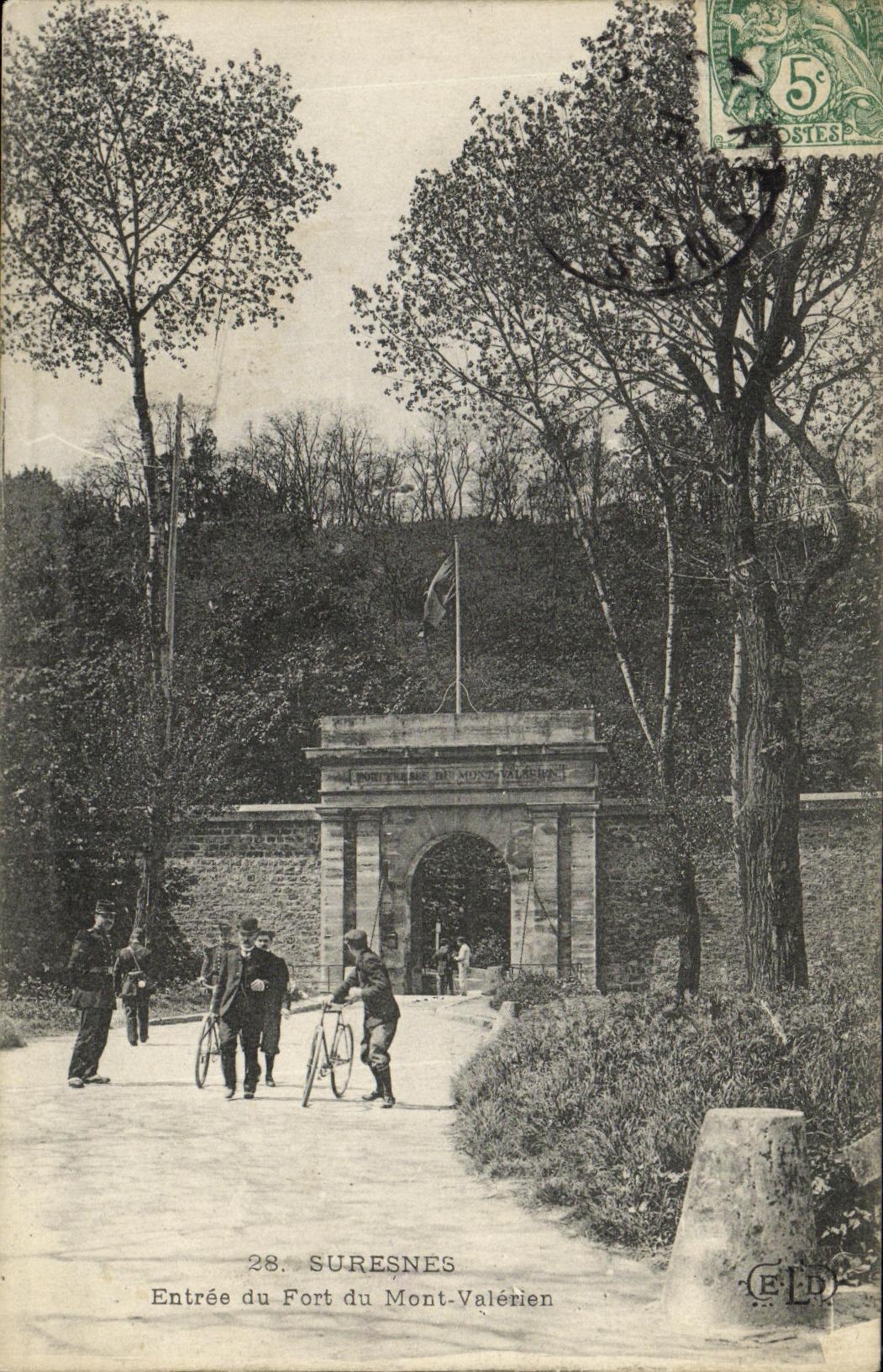 CPA Suresnes Entree du Fort du Mont Valerien Militaria