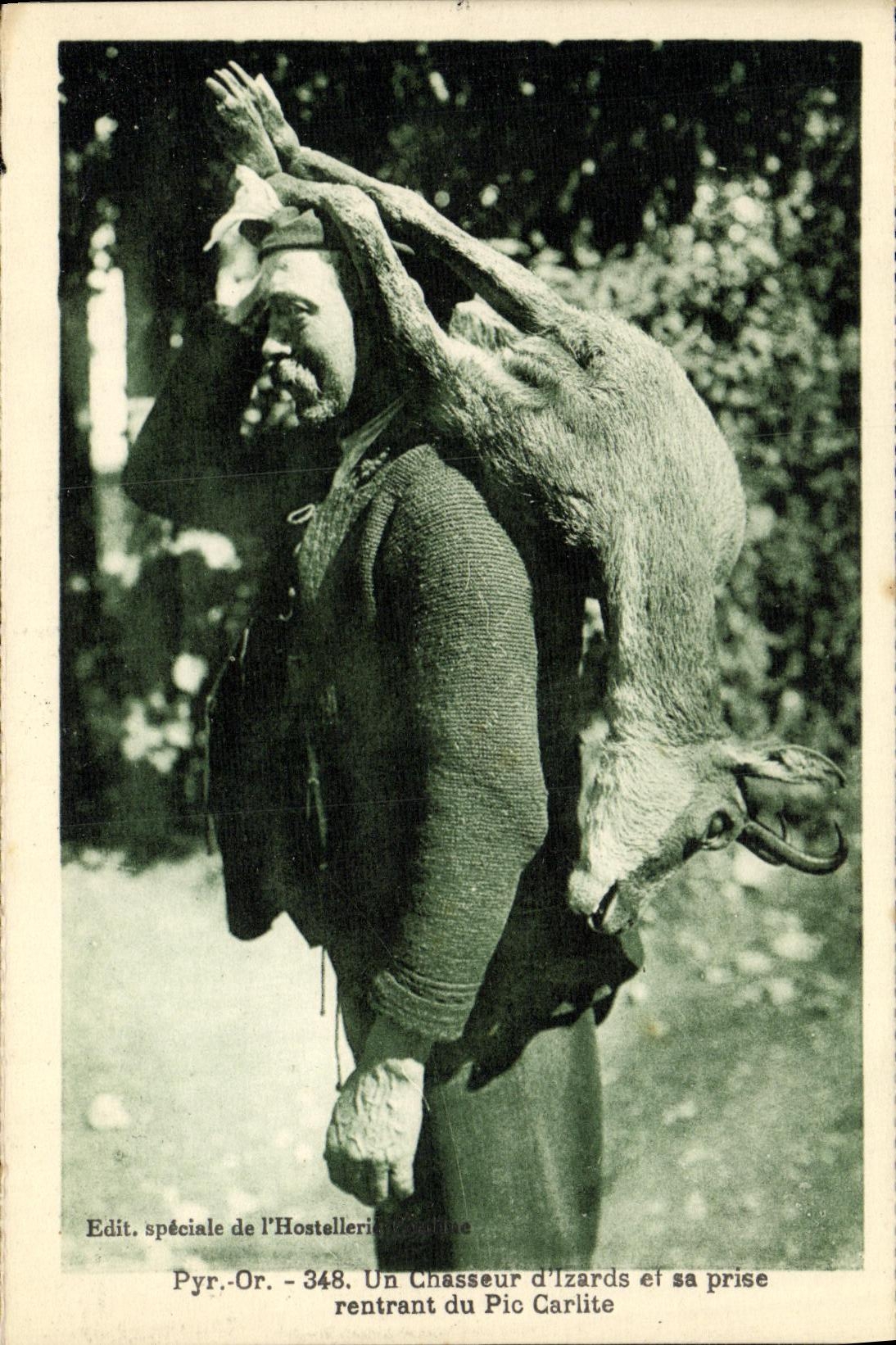 CPA Un Chasseur d izards et sa prise retrant du Pic Carlite