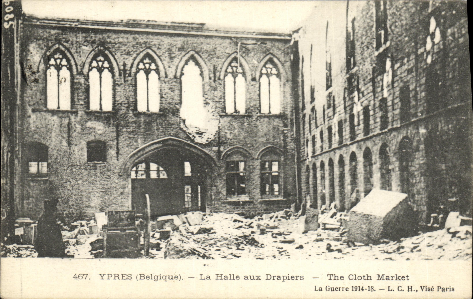 CPA Ypres La Halle aux Drapiers Militaria