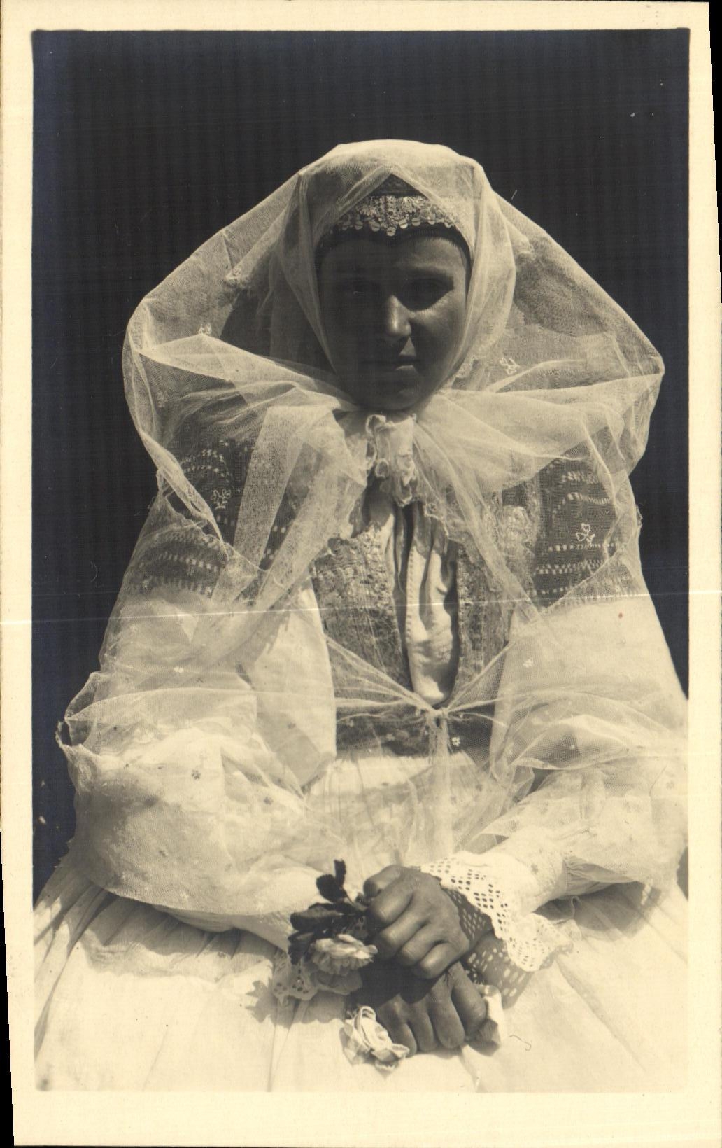 Jeune femme en robe de fête — ŽDIAR (Département de Spiš) — Section ethnographique de Matica Slovaque