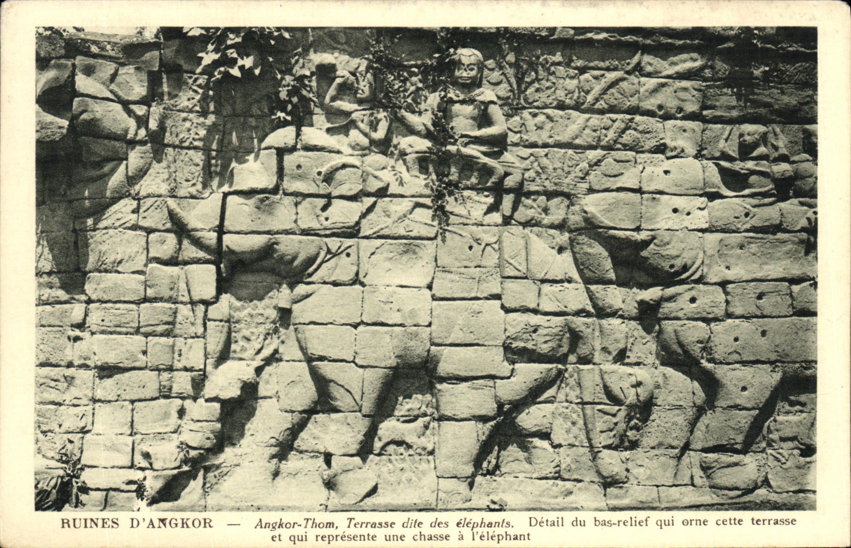 Ruines d'Angkor — Angkor-Thom, Terrasse dite des éléphants — détail du bas-relief représentant une chasse à l'éléphant