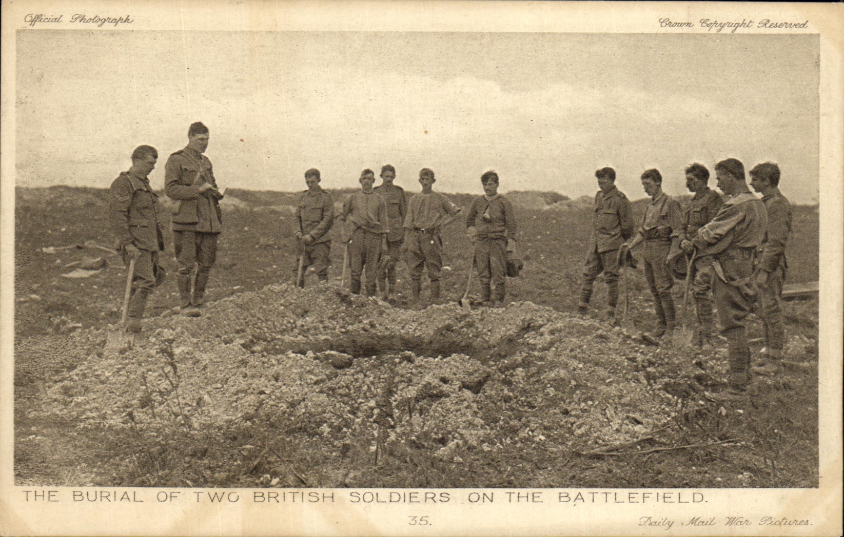 CPA The Burial Two British Soldiers on The Battlefield Militaria 