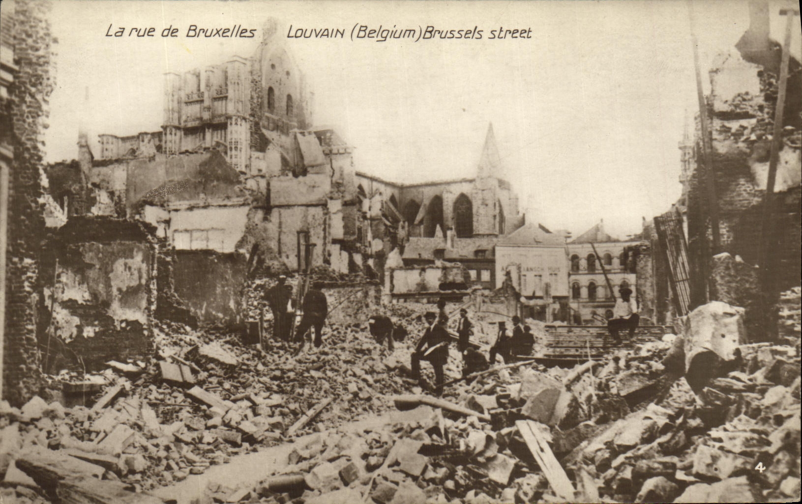 CPA La Rue de Bruxelles Louvain Militaria