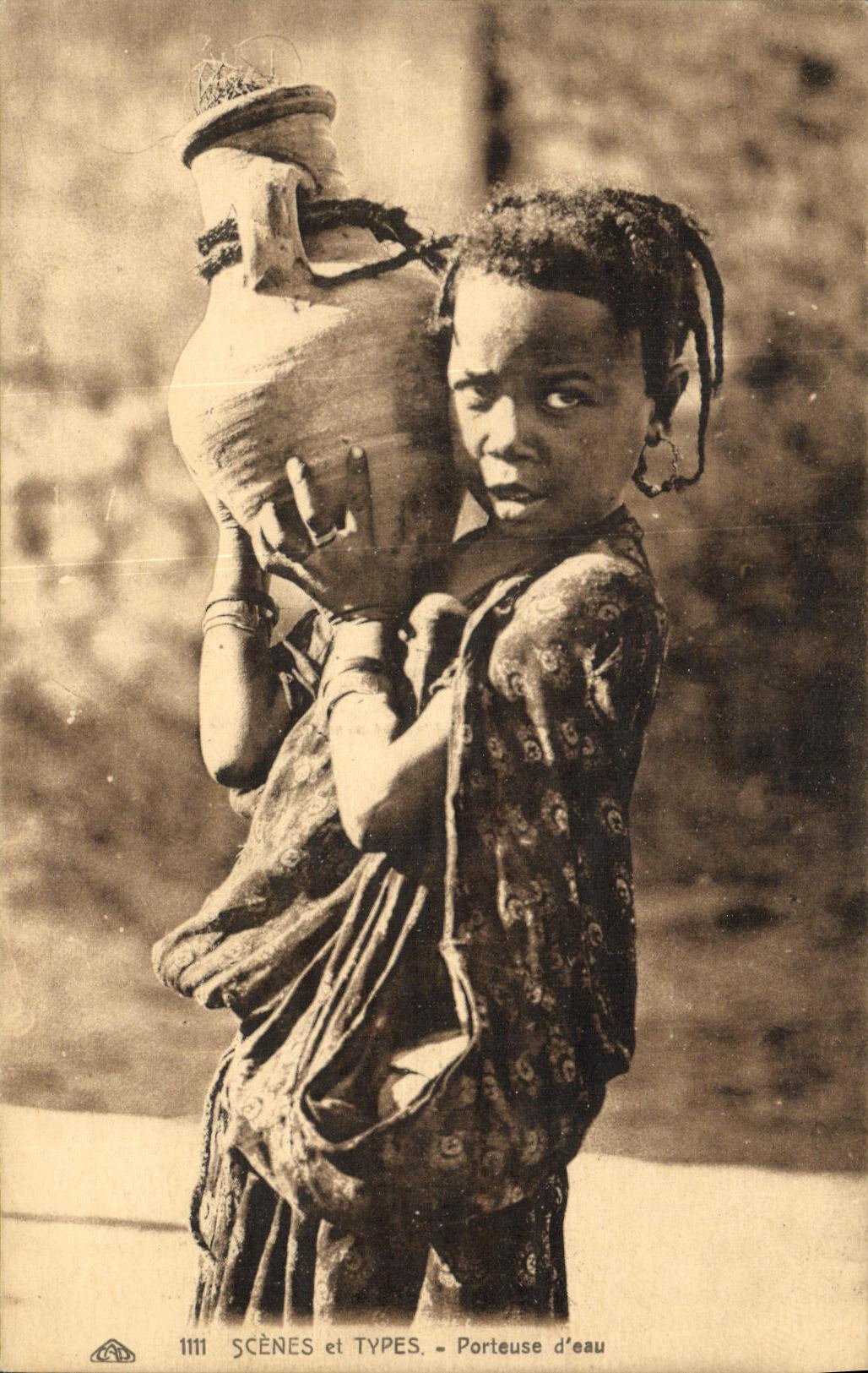 CPA Scenes et Types Porteuse d eau Enfant Algerie 
