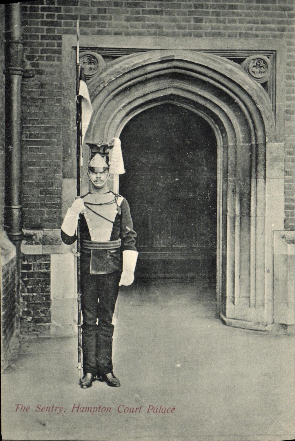 CPA Sentry Hampton Court Palace Uniforme Militaria 