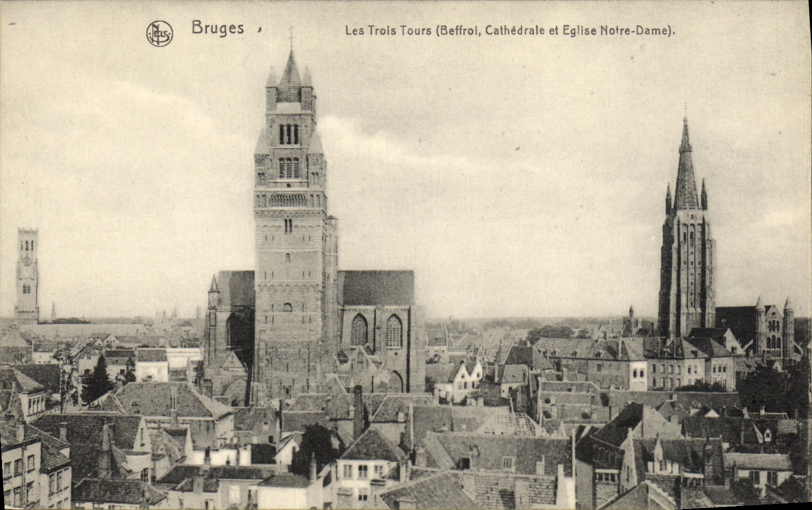 CPA Bruges Les Trois tours Beffroi Cathedrale et eglise Notre Dame