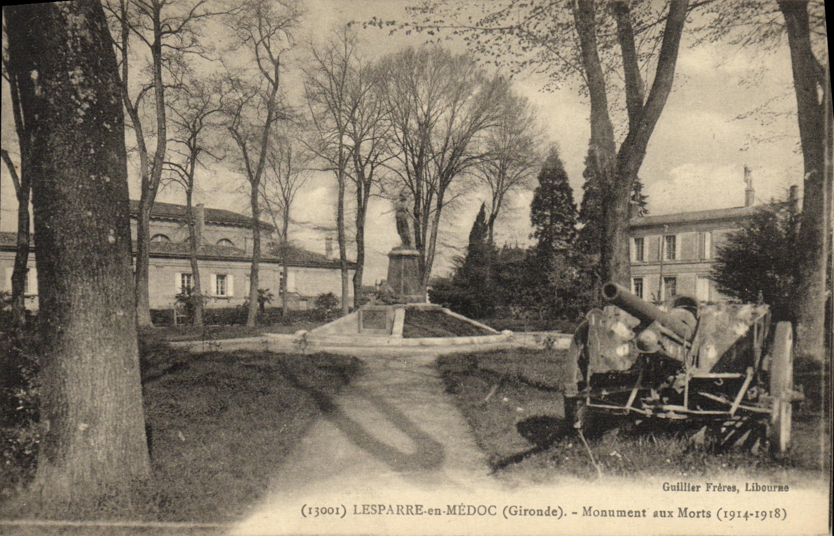 CPA Lesparre en Medoc Monument aux Morts Canon Militaria 