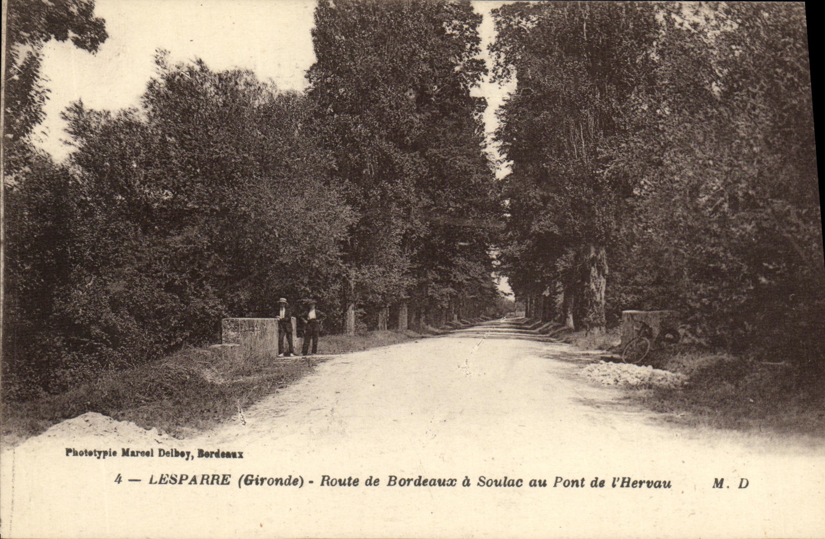 CPA Lesparre Route de Bordeaux a Soulac au Pont de l Hervau