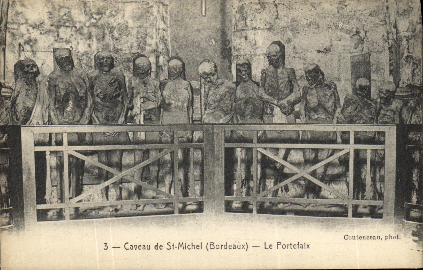 CPA Caveau de St Michel Bordeaux Le portefaix 