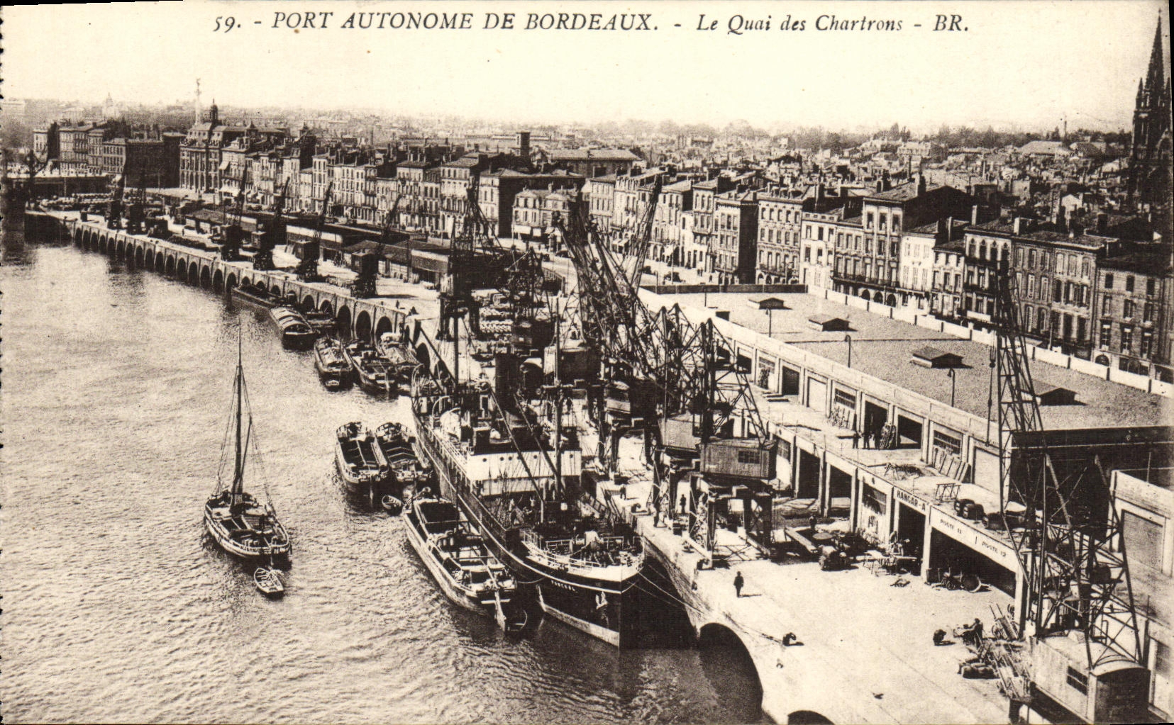 CPA Bordeaux Port Autonome Le Quai des Chartrons Bateaux