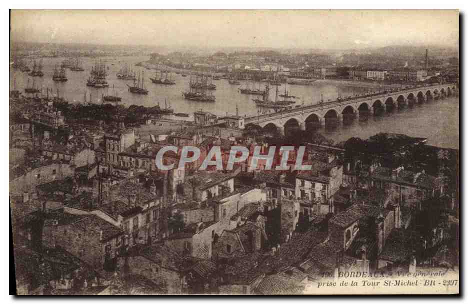 CPA Bordeaux Vue Generale prise de la tour St Michel Bateaux