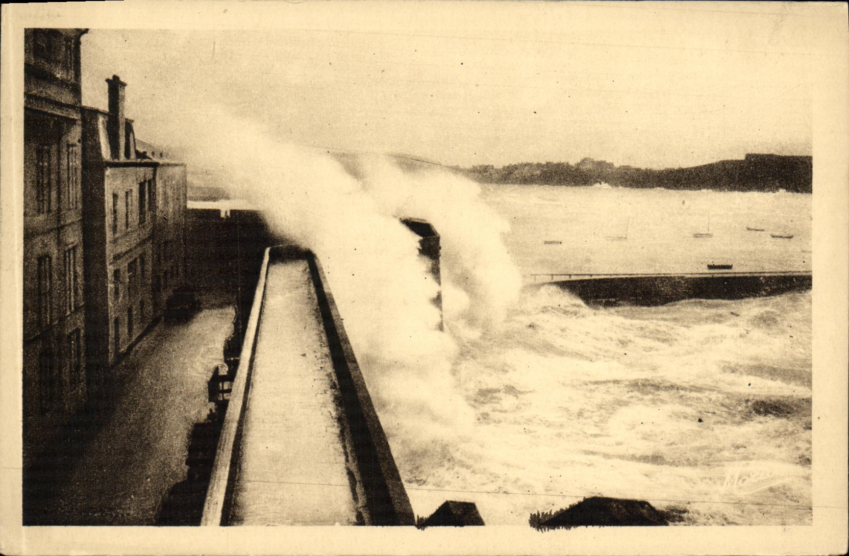 St-Malo — Les Remparts et le Môle par Tempête — G. M. (éditeur M. Guérin, St-Malo)