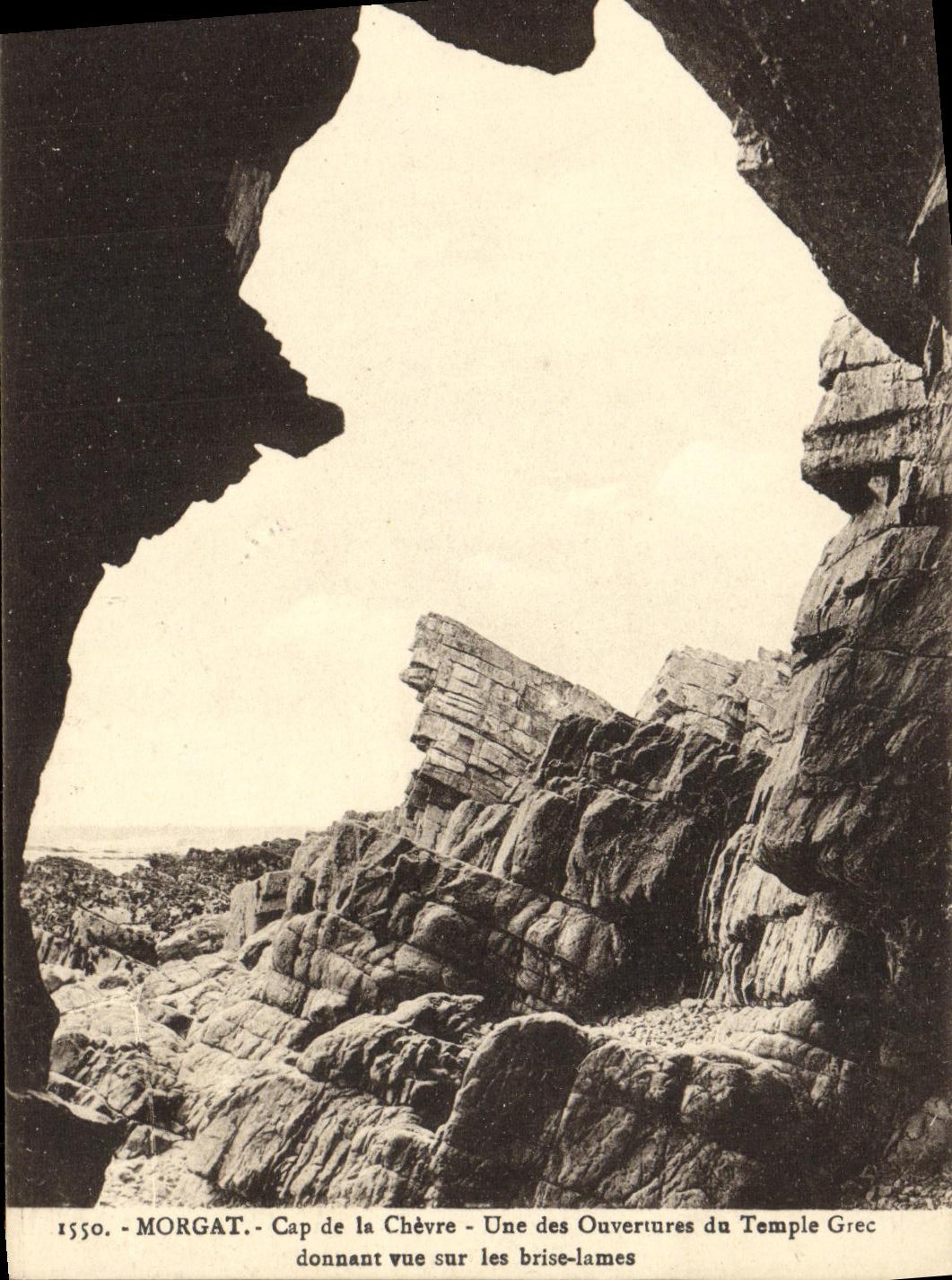 Morgat - Cap de la Chèvre - Une des Ouvertures du Temple Grec donnant vue sur les brise-lames
