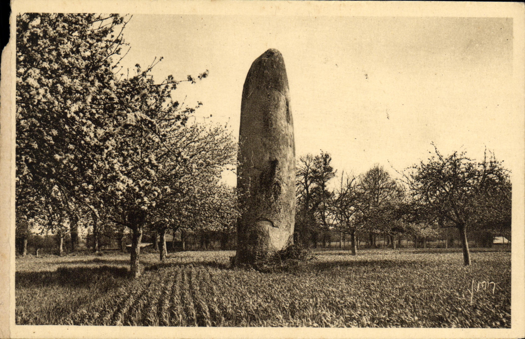 Pierre du Champ Dolent — Menhir fusiforme — Les Éditions d'Art Yvonne, Paris