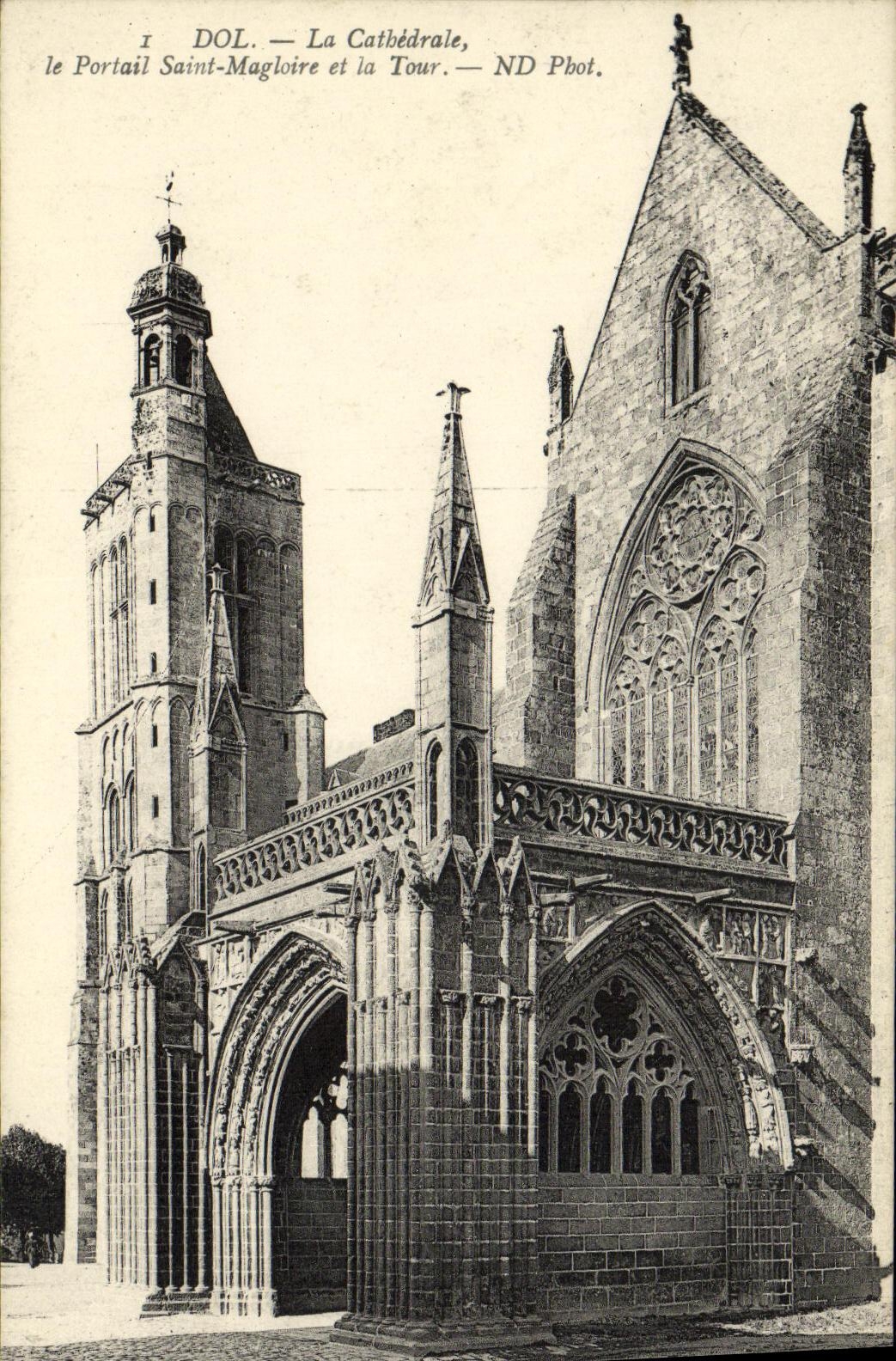 Dol — La Cathédrale, le Portail Saint-Magloire et la Tour — ND Phot.